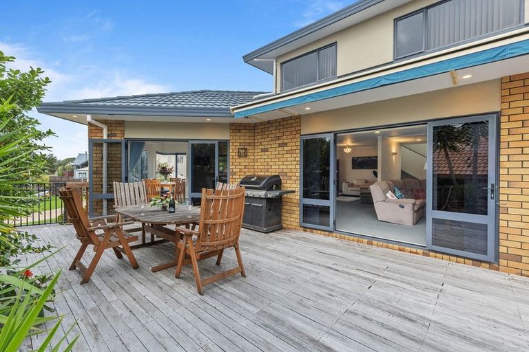 Photo of property in 5 Hanly Close, West Harbour, Auckland, 0618