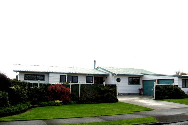 Photo of property in 15 Lowes Place, Solway, Masterton, 5810