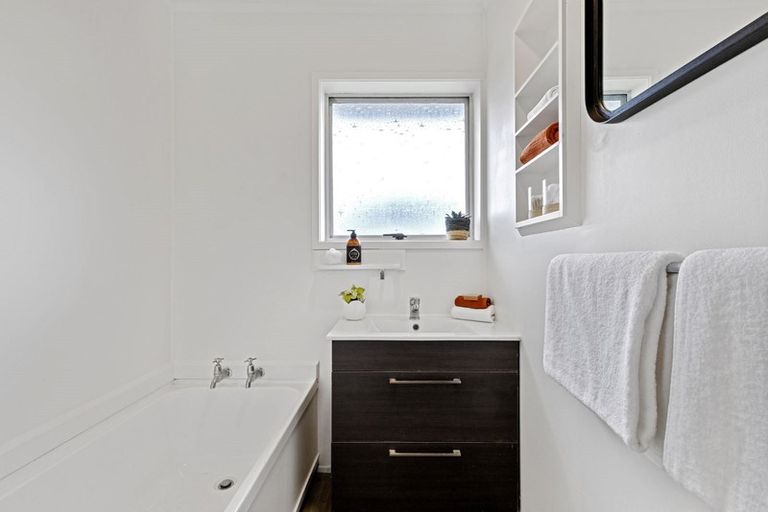 Photo of property in 2 Border Road, Henderson, Auckland, 0612