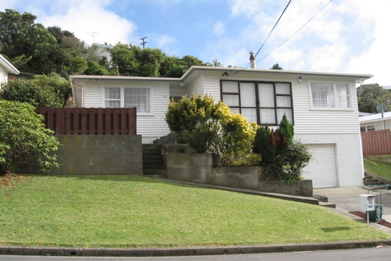 Photo of property in 13 Alwyn Place, Newlands, Wellington, 6037