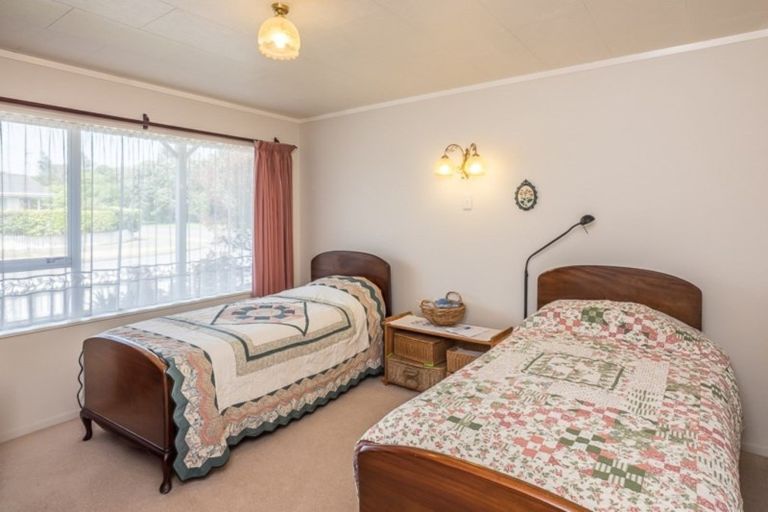 Photo of property in 60 Rewarewa Crescent, Waikanae, 5036