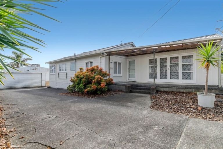 Photo of property in 189 Waimumu Road, Massey, Auckland, 0614