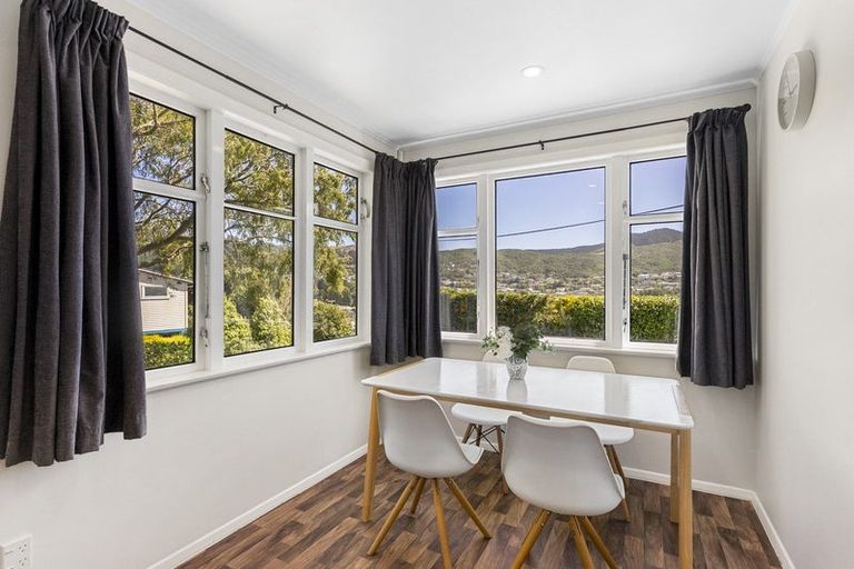 Photo of property in 39 Taylor Terrace, Tawa, Wellington, 5028
