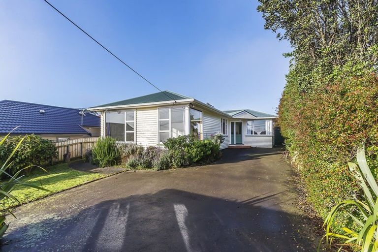 Photo of property in 17 Clifford Road, Johnsonville, Wellington, 6037