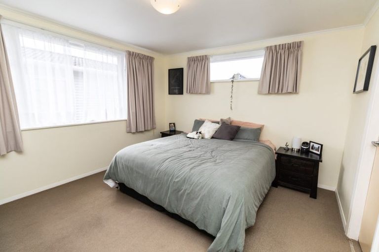 Photo of property in 9 Pinkerton Grove, Newlands, Wellington, 6037