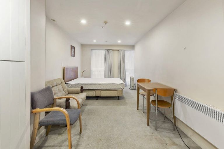 Photo of property in Terrace Heights Apartments, 2e/163 The Terrace, Wellington Central, Wellington, 6011