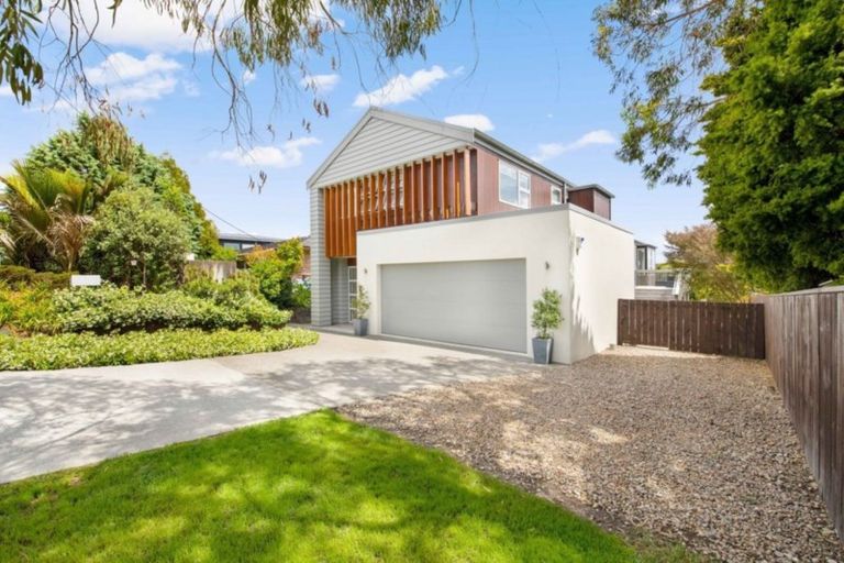 Photo of property in 8 Garadice Road, Rothesay Bay, Auckland, 0630