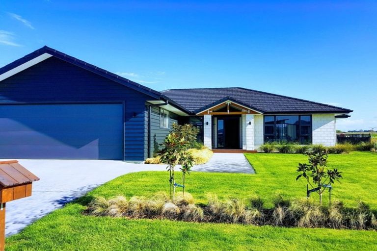 Photo of property in 32 Waitemata Drive, One Tree Point, 0118