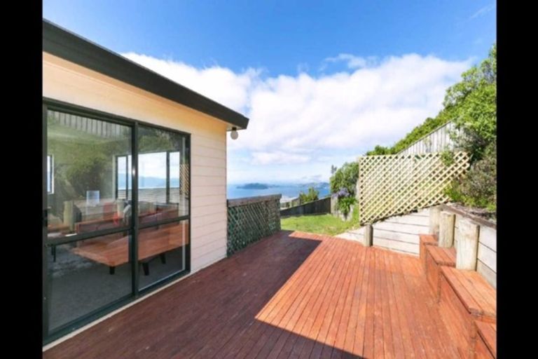 Photo of property in 67 Dress Circle, Newlands, Wellington, 6037