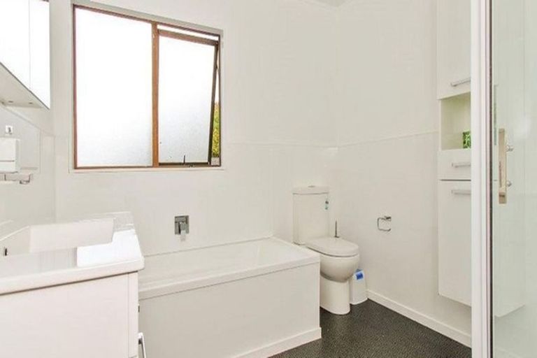 Photo of property in 1/16 Sylvan Crescent, Te Atatu South, Auckland, 0610