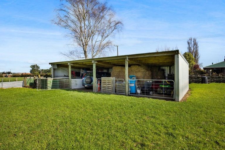 Photo of property in 44 Rawhitiroa Road, Eltham, 4322