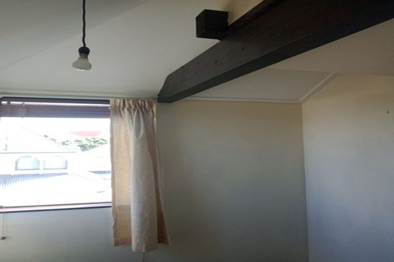 Photo of property in 140 Akaroa Drive, Maupuia, Wellington, 6022