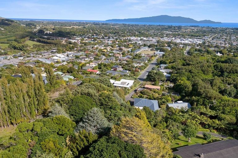 Photo of property in 33 Kakariki Grove, Waikanae, 5036