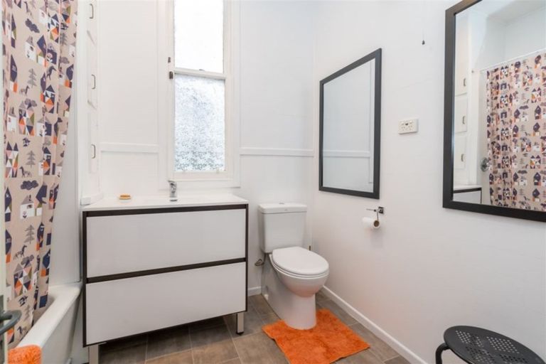 Photo of property in 121 Macandrew Road, South Dunedin, Dunedin, 9012