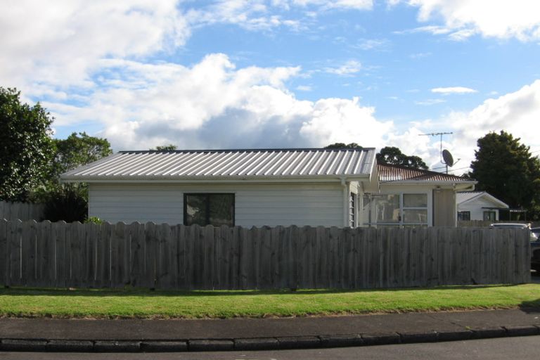 Photo of property in 14 Helga Crescent, Te Atatu Peninsula, Auckland, 0610