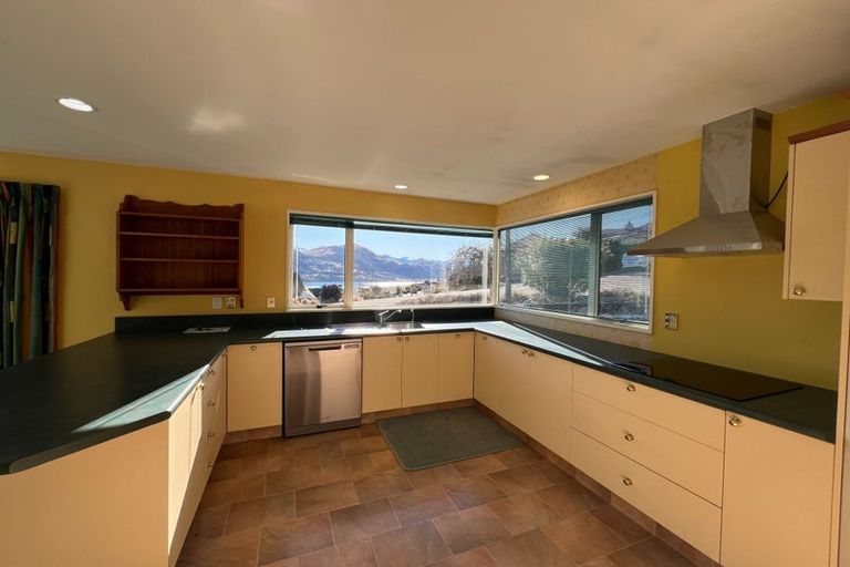 Photo of property in 2 Garland Terrace, Kelvin Heights, Queenstown, 9300