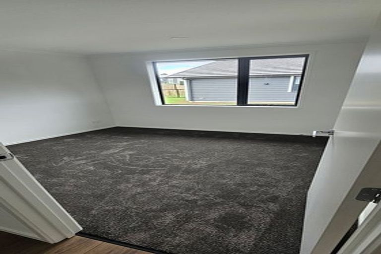 Photo of property in 13 Metoriti Crescent, Karaka, 2124