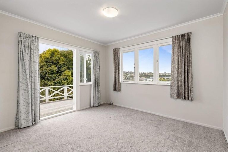 Photo of property in 219 Wairau Road, Totara Vale, Auckland, 0627