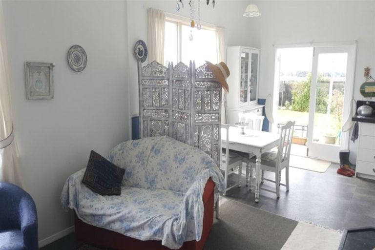 Photo of property in 15 Timaru Road, Waimate, 7924