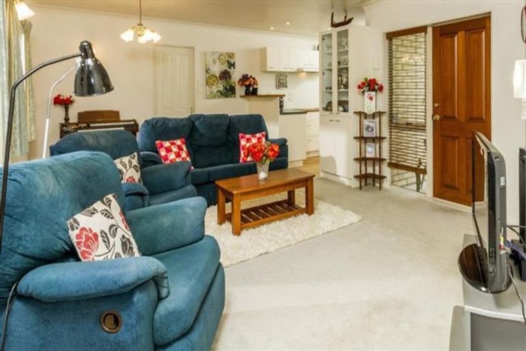 Photo of property in 18 Folkestone Street, Murrays Bay, Auckland, 0630