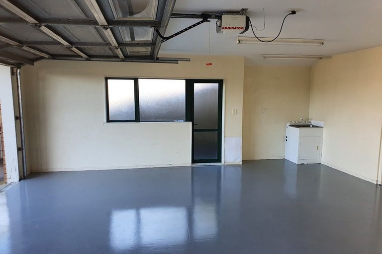 Photo of property in 3 Boeing Place, Goodwood Heights, Auckland, 2105