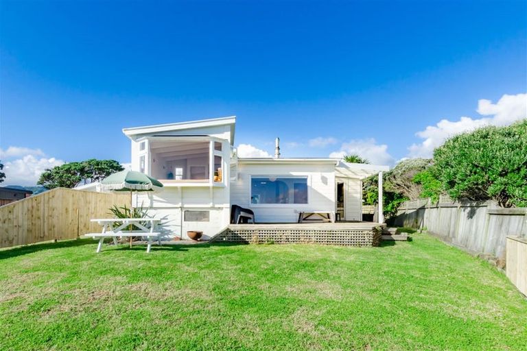 Photo of property in 37 Aperahama Street, Paekakariki, 5034