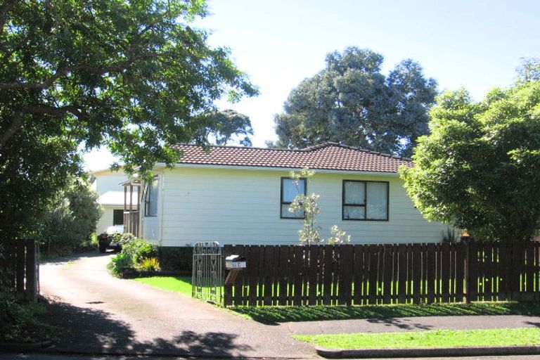 Photo of property in 3 Glucina Place, Glen Eden, Auckland, 0602