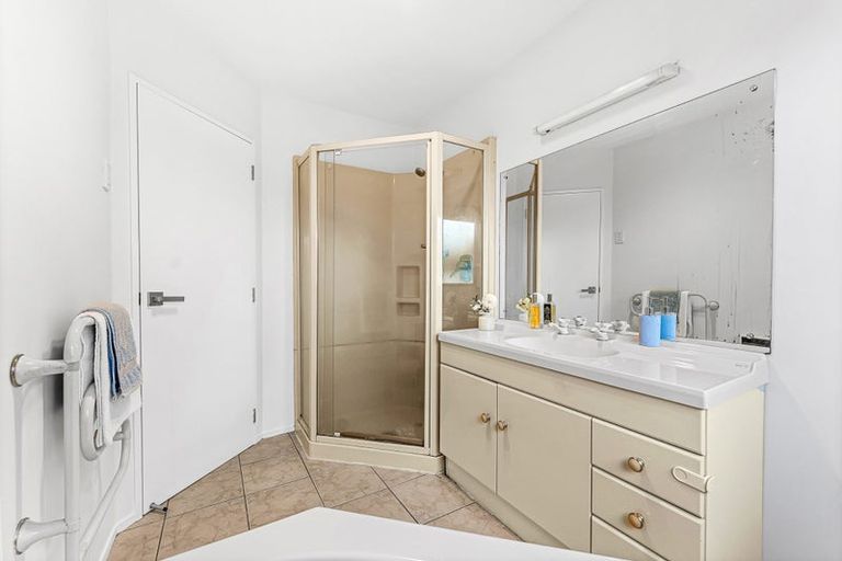 Photo of property in 18 Lanham Lane, Massey, Auckland, 0614