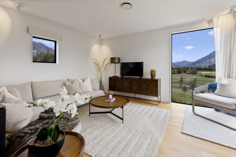 Photo of property in 28 Soudley Court, Jacks Point, Queenstown, 9371