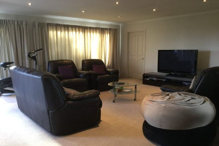 Photo of property in 10 Archibald Road, Kelston, Auckland, 0602