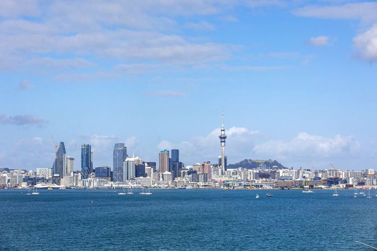 Photo of property in 2/81 Sylvan Avenue, Northcote, Auckland, 0627