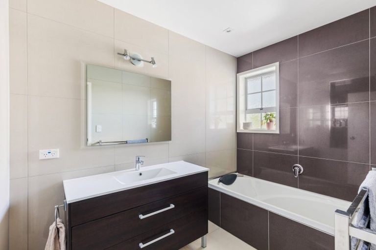 Photo of property in 305 Mangorei Road, Merrilands, New Plymouth, 4312