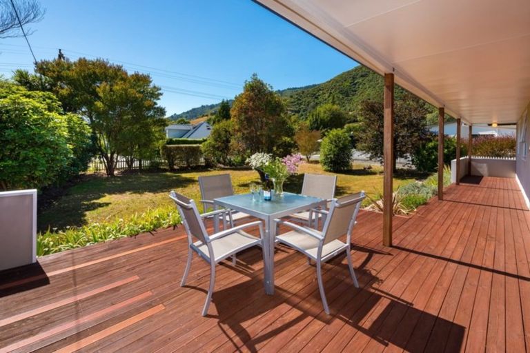 Photo of property in 6 Waimarama Street, Waikawa, Picton, 7220