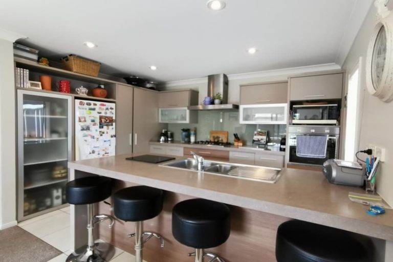 Photo of property in 21 Bellshill Close, Wattle Downs, Auckland, 2103