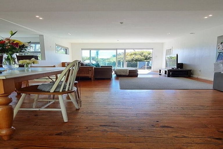 Photo of property in 32 Domain Crescent, Muriwai, Waimauku, 0881