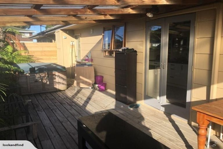 Photo of property in 2/41 Challen Close, Conifer Grove, Takanini, 2112