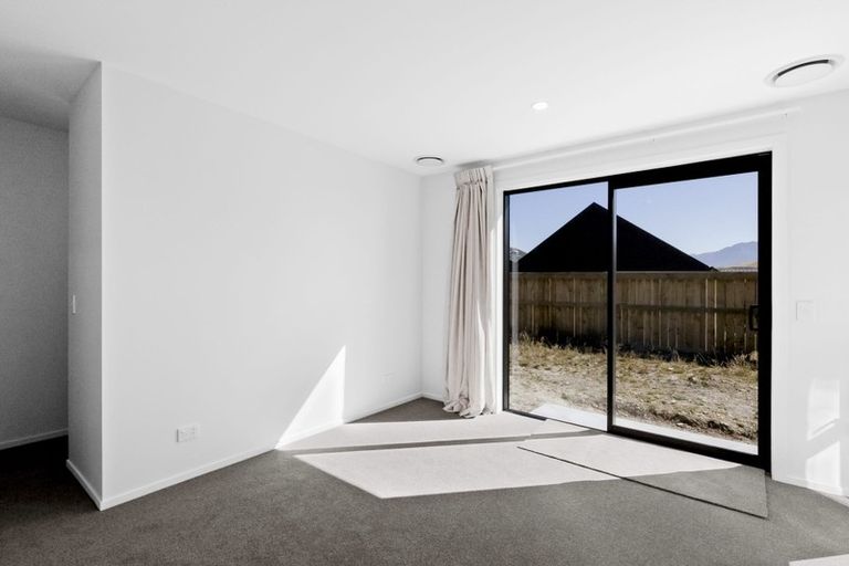 Photo of property in 16 Fallow Street, Jacks Point, 9371