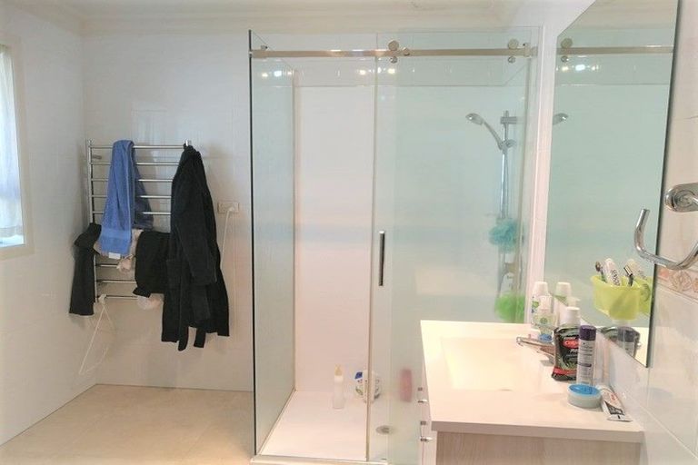 Photo of property in 1/1 Cheval Drive, Totara Vale, Auckland, 0629