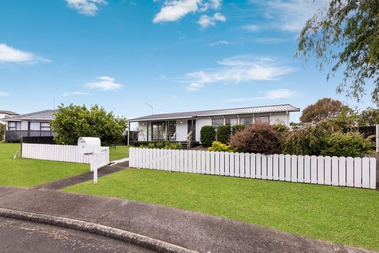 Photo of property in 11 Foyle Place, Glendene, Auckland, 0602