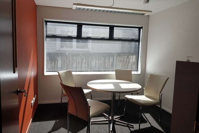 Photo of property in 1/108 Lincoln Road, Henderson, Auckland, 0610