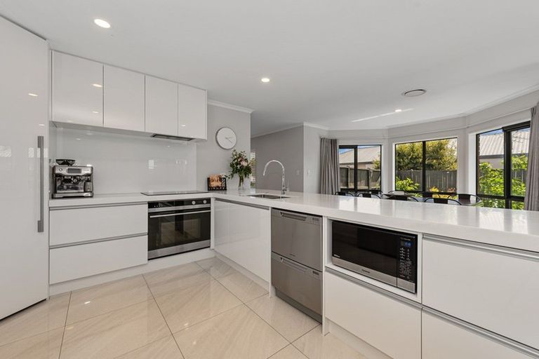 Photo of property in 8 Waiwherowhero Drive, St Andrews, Hamilton, 3200