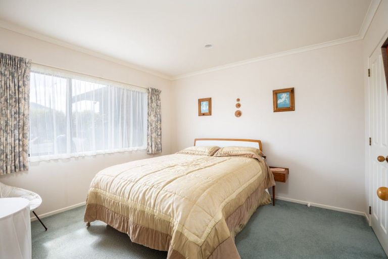 Photo of property in 16 Kinross Drive, Merrilands, New Plymouth, 4312