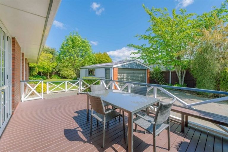 Photo of property in 29 Rosedale Place, Avonhead, Christchurch, 8042
