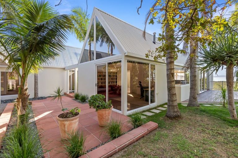 Photo of property in 25 Oakpark Place, West Harbour, Auckland, 0618