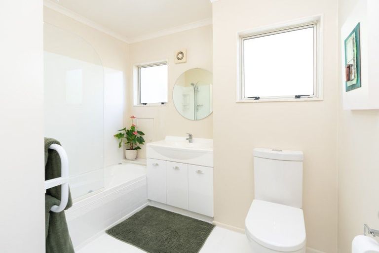 Photo of property in 2 Derry Hill, Churton Park, Wellington, 6037