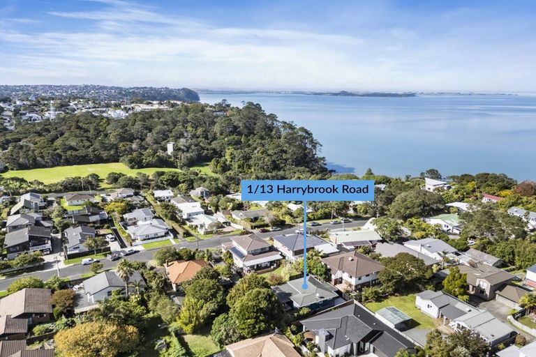 Photo of property in 1/13 Harrybrook Road, Green Bay, Auckland, 0604