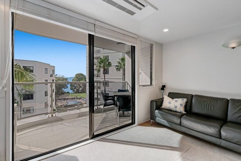 Photo of property in 3a/171 Hurstmere Road, Takapuna, Auckland, 0622