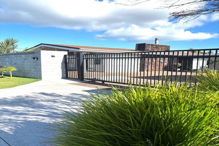 Photo of property in 97 Tiroroa Avenue, Te Atatu South, Auckland, 0610