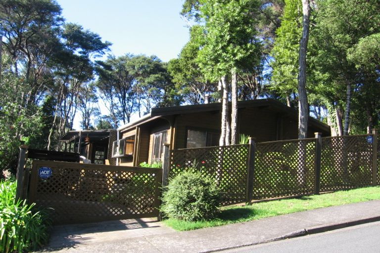 Photo of property in 4 Kaurimu Rise, Titirangi, Auckland, 0604