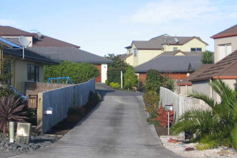 Photo of property in 31 Moyrus Crescent, East Tamaki Heights, Auckland, 2016